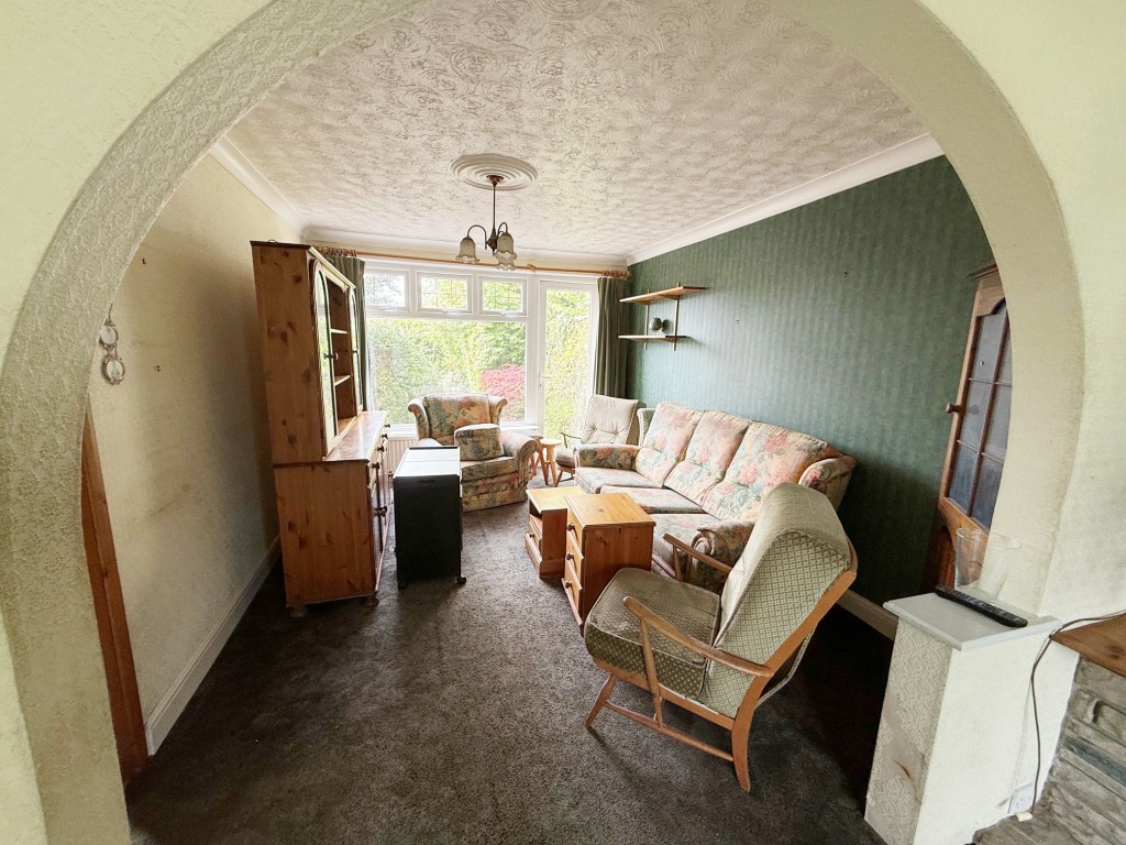 Lot: 90 - SEMI-DETACHED HOUSE FOR IMPROVEMENT - Dining area with window and door to rear garden